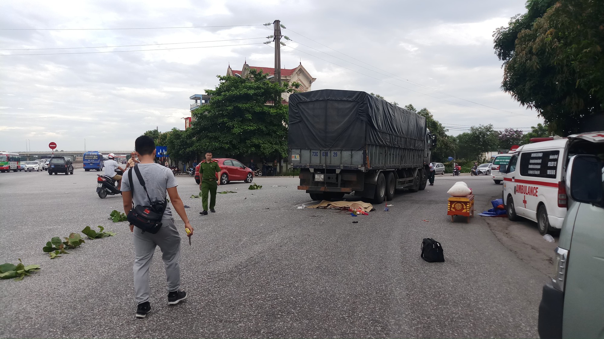 Nghệ An: Mẹ cùng con gái 8 tuổi chết thảm dưới bánh xe tải