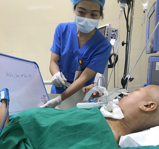 Sản phụ ung thư tỉnh lại, giao tiếp bằng viết chữ