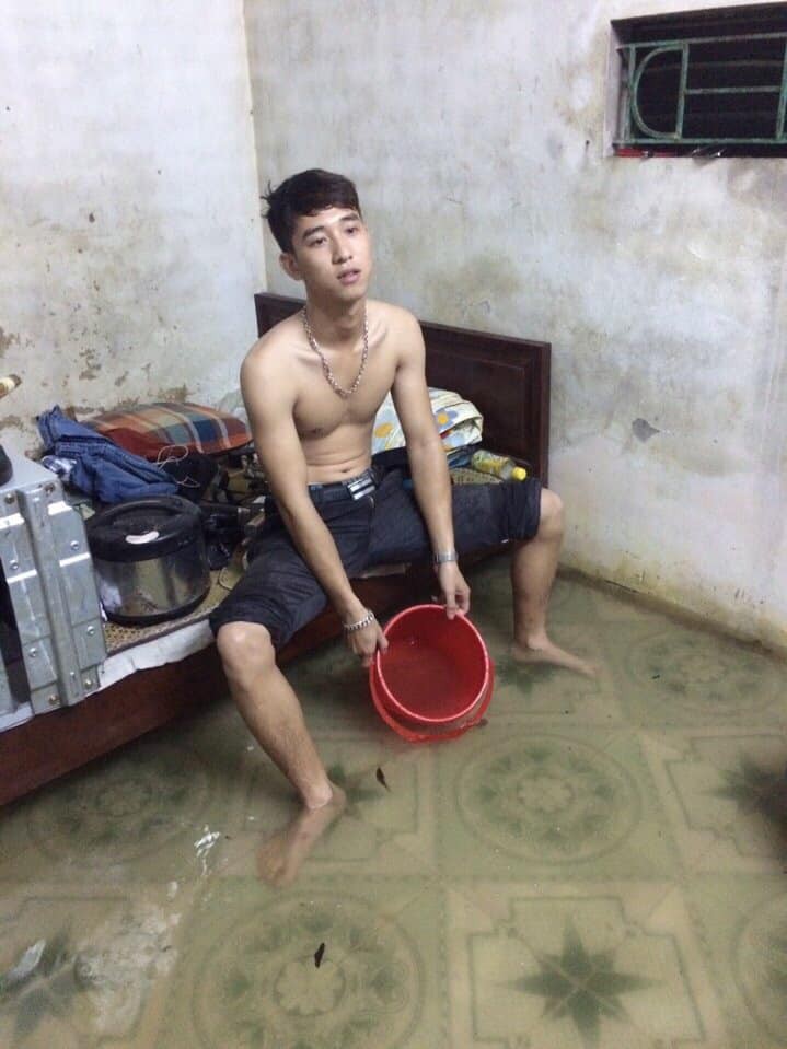 Đăng ảnh ngồi tát nước trong phòng trọ mùa mưa vì bị ngập, nam sinh nói hộ nỗi thống khổ của bao sinh viên