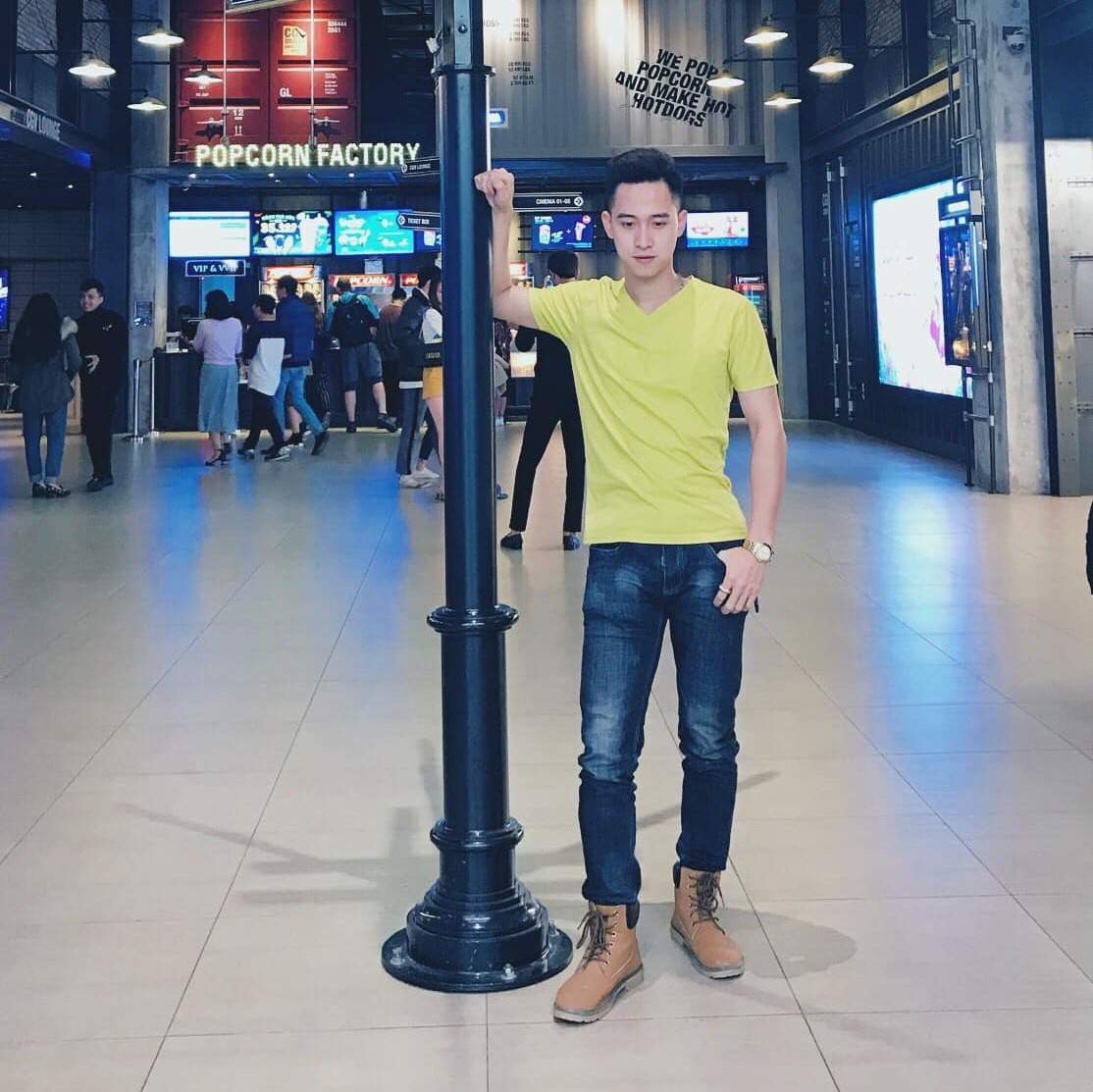 Đăng ảnh ngồi tát nước trong phòng trọ mùa mưa vì bị ngập, nam sinh nói hộ nỗi thống khổ của bao sinh viên