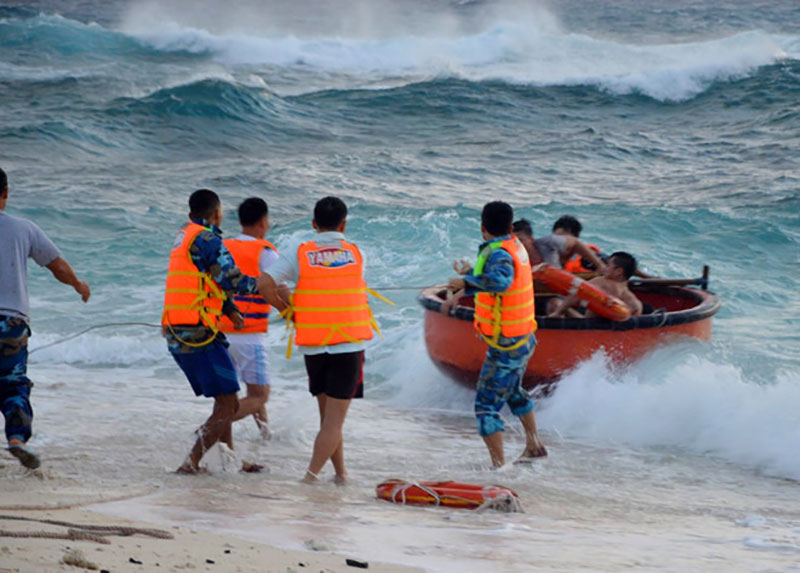 Bão số 16 - Tembin mang sóng biển cao 10 m ập vào quần đảo Trường Sa
