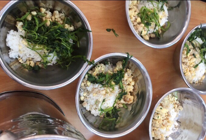 Hà Nội: Phụ huynh bức xúc vì bữa ăn ở trường quá đạm bạc