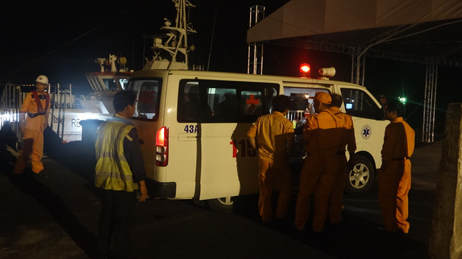 Cứu ngư dân bị tời cuốn gãy cả 2 tay, toàn thân tê liệt