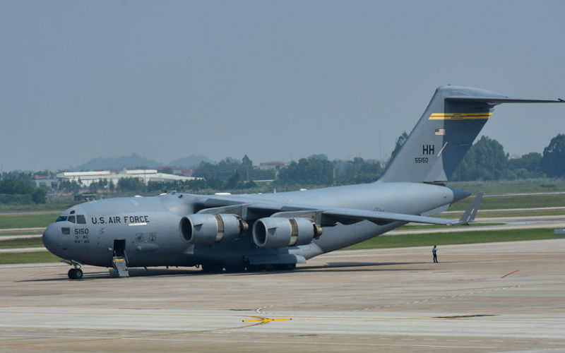 Máy bay vận tải đoàn Tổng thống Donald Trump đến Hà Nội