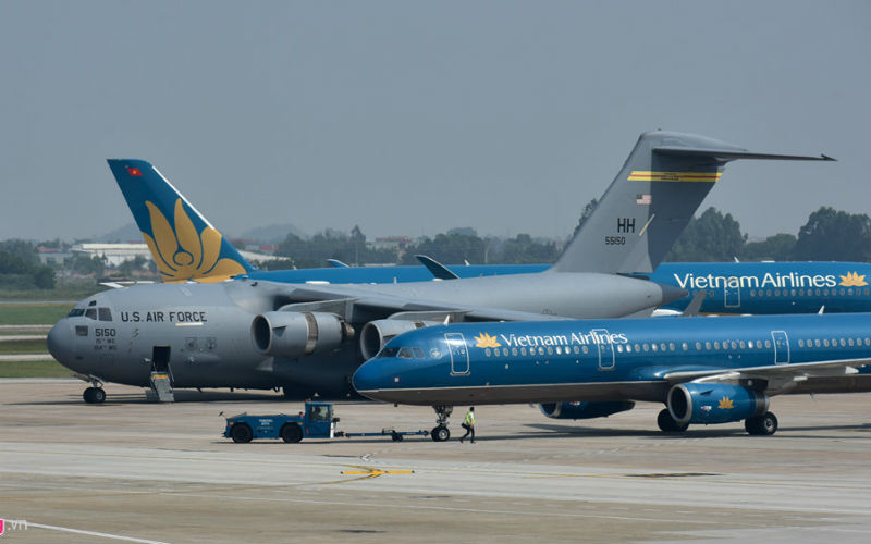 Máy bay vận tải đoàn Tổng thống Donald Trump đến Hà Nội