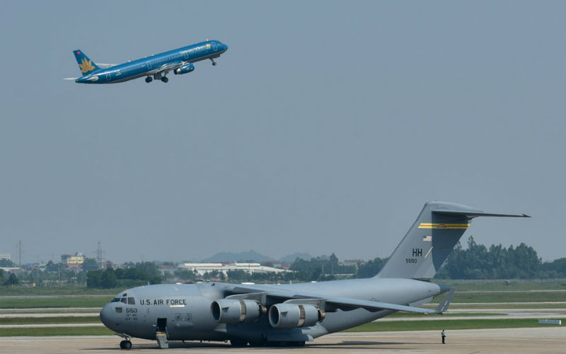Máy bay vận tải đoàn Tổng thống Donald Trump đến Hà Nội