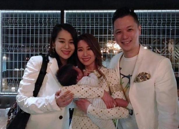 Hồ Hạnh Nhi về phom thần tốc chỉ một tháng sau sinh