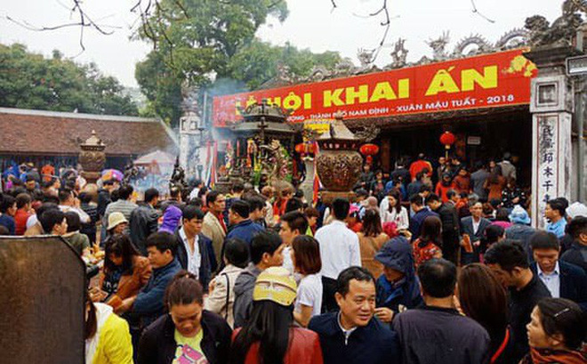 Giám đốc điện lực đi lễ đền Trần giờ hành chính mất chức