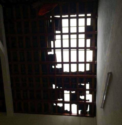 TT-Huế: Lốc xoáy bất ngờ quét qua 2 xã khiến nhiều nhà dân tốc mái