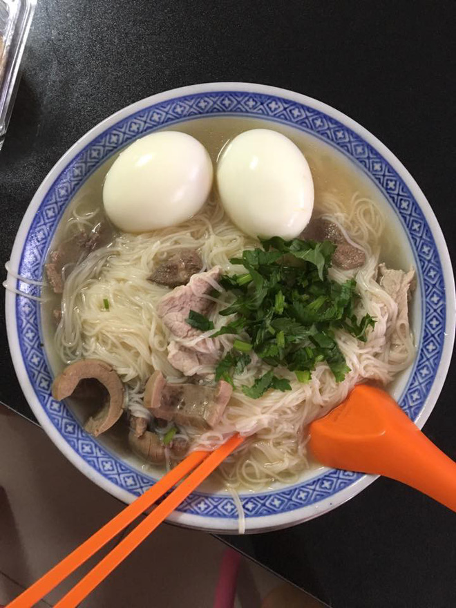 Ẩn ý bên trong bát mì mẹ chồng Singapore tự tay chuẩn bị mừng sinh nhật con dâu Việt