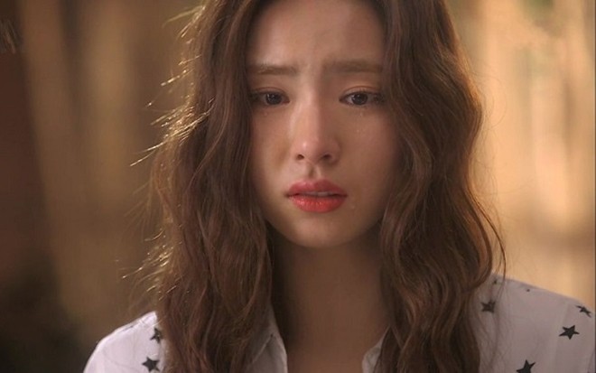 Sự thật chấn động phía sau đôi giày đỏ bí ẩn mà vợ tôi chỉ đi duy nhất một lần mỗi năm