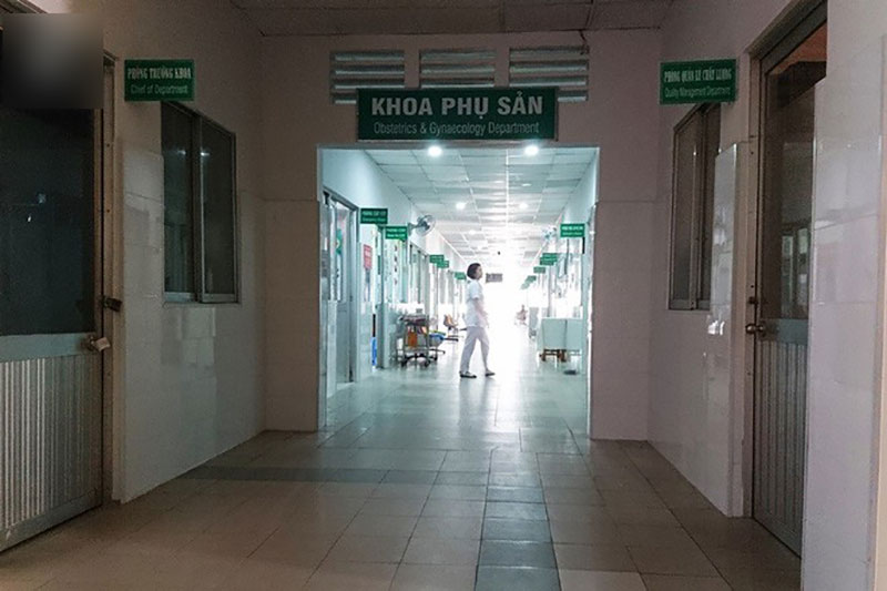 TP.HCM: Nửa đêm nghe tiếng trẻ khóc, chồng bật dậy soi đèn pin tìm kiếm thì phát hiện vợ đẻ rớt con trong nhà vệ sinh