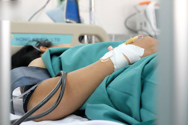 TP.HCM: Nửa đêm nghe tiếng trẻ khóc, chồng bật dậy soi đèn pin tìm kiếm thì phát hiện vợ đẻ rớt con trong nhà vệ sinh