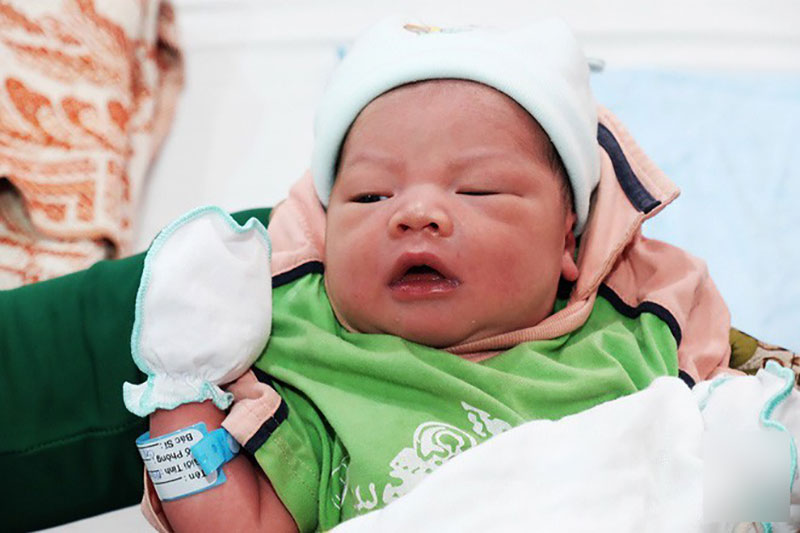 TP.HCM: Nửa đêm nghe tiếng trẻ khóc, chồng bật dậy soi đèn pin tìm kiếm thì phát hiện vợ đẻ rớt con trong nhà vệ sinh