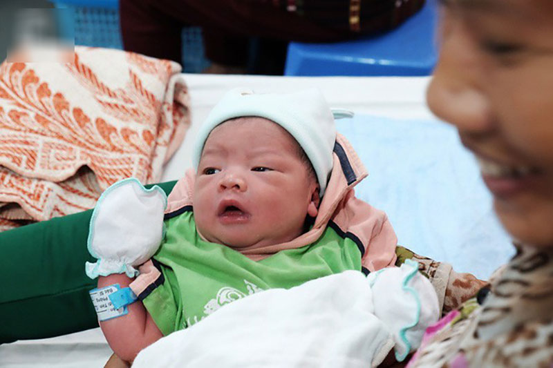 TP.HCM: Nửa đêm nghe tiếng trẻ khóc, chồng bật dậy soi đèn pin tìm kiếm thì phát hiện vợ đẻ rớt con trong nhà vệ sinh