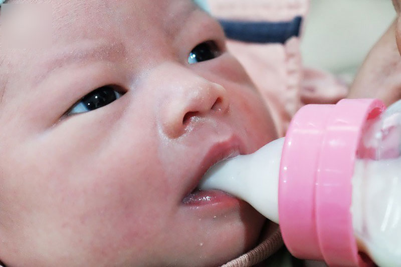 TP.HCM: Nửa đêm nghe tiếng trẻ khóc, chồng bật dậy soi đèn pin tìm kiếm thì phát hiện vợ đẻ rớt con trong nhà vệ sinh