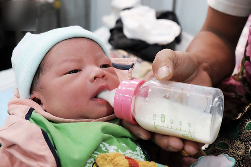 TP.HCM: Nửa đêm nghe tiếng trẻ khóc, chồng bật dậy soi đèn pin tìm kiếm thì phát hiện vợ đẻ rớt con trong nhà vệ sinh