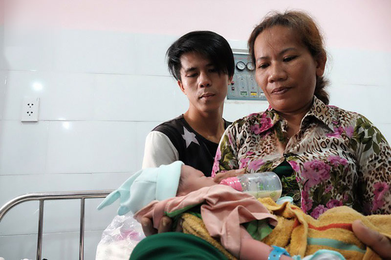 TP.HCM: Nửa đêm nghe tiếng trẻ khóc, chồng bật dậy soi đèn pin tìm kiếm thì phát hiện vợ đẻ rớt con trong nhà vệ sinh