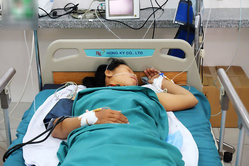 TP.HCM: Nửa đêm nghe tiếng trẻ khóc, chồng bật dậy soi đèn pin tìm kiếm thì phát hiện vợ đẻ rớt con trong nhà vệ sinh