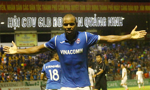 Cầu thủ SLNA phản ứng trọng tài khi mất điểm ở Quảng Ninh