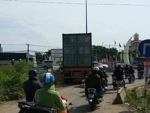 TP. HCM: Container mất thắng cuốn 2 thanh niên vào gầm xe, 1 người tử vong tại chỗ