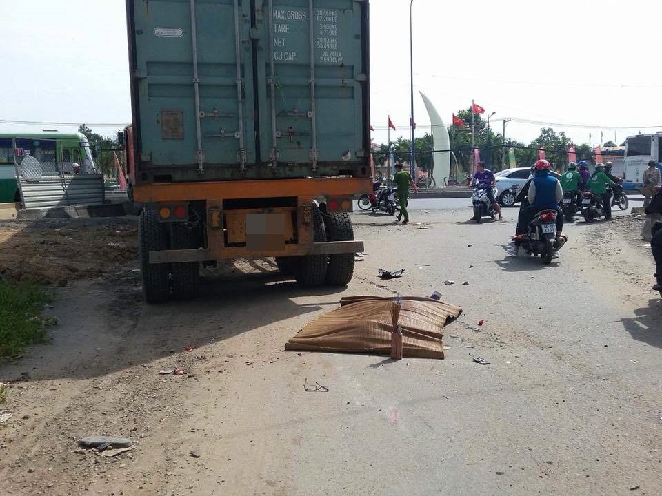 TP. HCM: Container mất thắng cuốn 2 thanh niên vào gầm xe, 1 người tử vong tại chỗ
