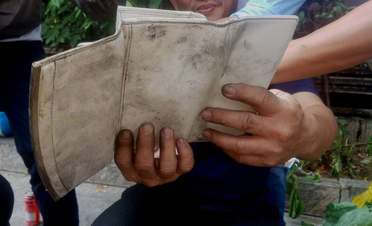 Túi xách chứa cọc tiền nghi của nạn nhân tử vong ở chung cư Carina