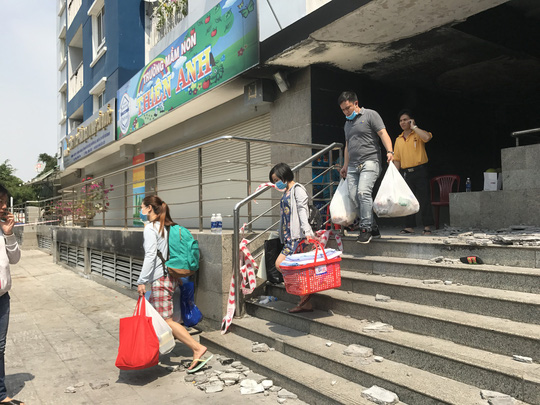 Túi xách chứa cọc tiền nghi của nạn nhân tử vong ở chung cư Carina