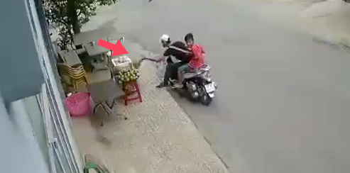 Tp.HCM: Thanh niên đi SH ăn trộm sầu riêng bày bán tại vỉa hè