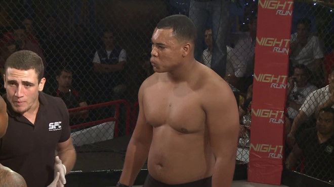 Võ sĩ mất kiểm soát, vật trọng tài và đòi ăn thua đủ với đối thủ