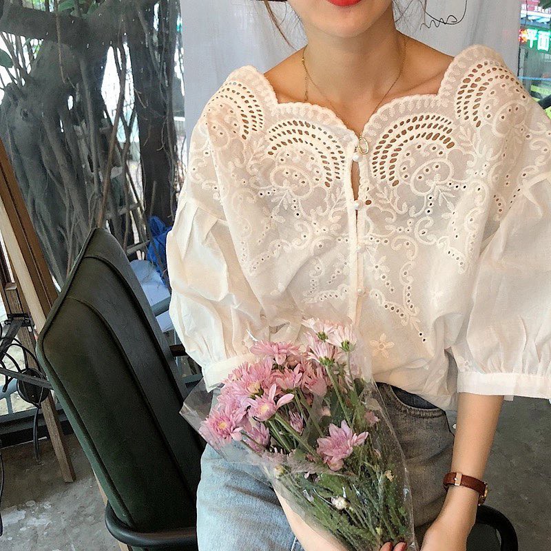 Những thiết kế áo blouse trắng còn rất dễ mặc, bạn có thể mix cùng quần jeans, quần âu, culottes hay quần shorts cũng đều rất đẹp.