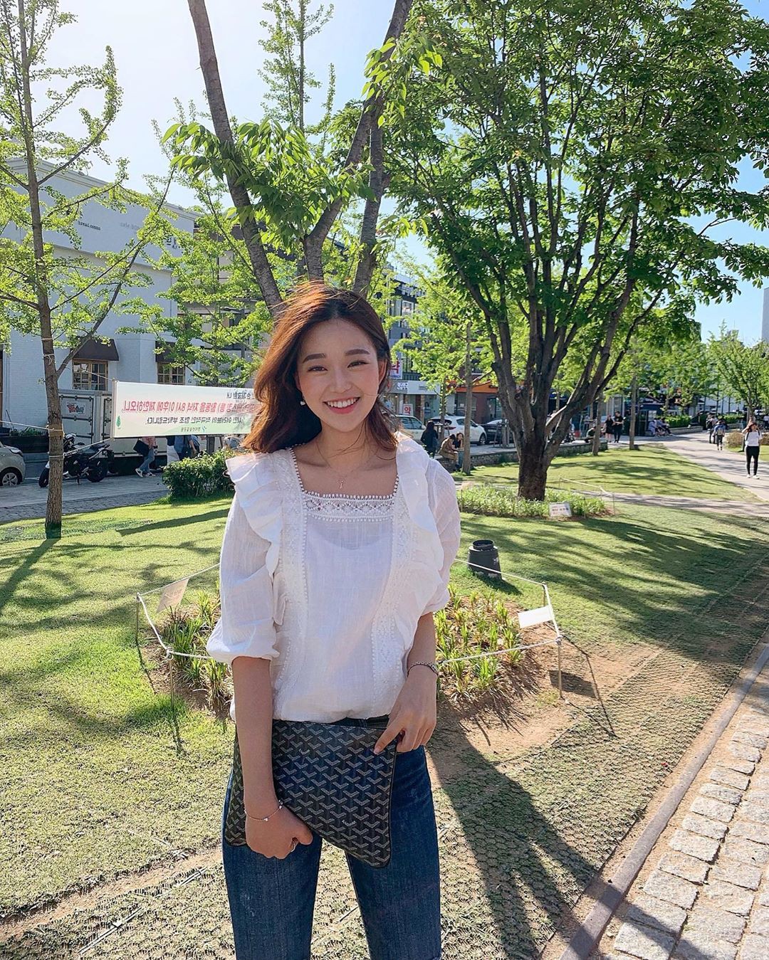 Chi tiết đáp ren hay viền bèo cũng giúp cho thiết kế trở nên bay bổng và đậm chất hè hơn.