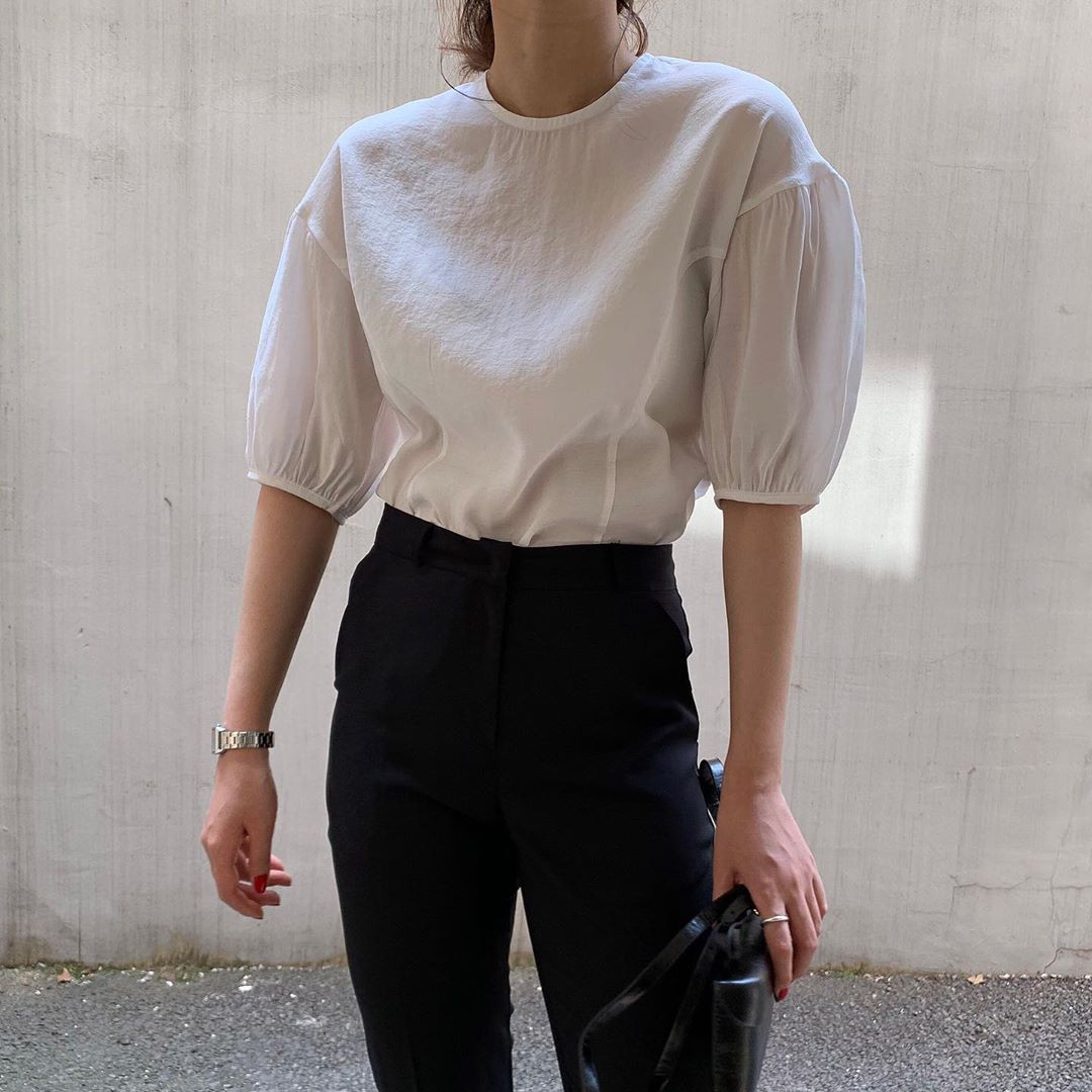 Nàng công sở còn chần chừ gì nữa mà không sắm ngay cho mình một thiết kế áo blouse trơn tay bồng, chiếc áo vừa sang chảnh lại vừa phù hợp với thời tiết nóng bức mùa hè.