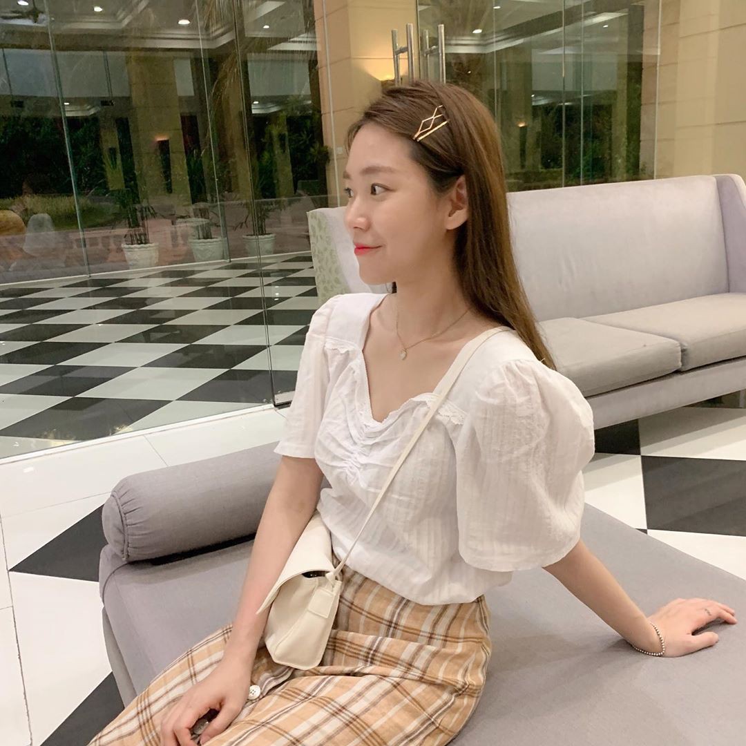 Nếu đang có ý định đi biển trong thời gian tới, hãy nghĩ ngay đến những chiếc áo blouse trắng nhé các nàng. Việc lên đồ với những thiết kế này cực đơn giản, bạn chỉ cần mang theo một chiếc chân váy hay quần shorts là đủ 2 bộ đi chơi rồi.