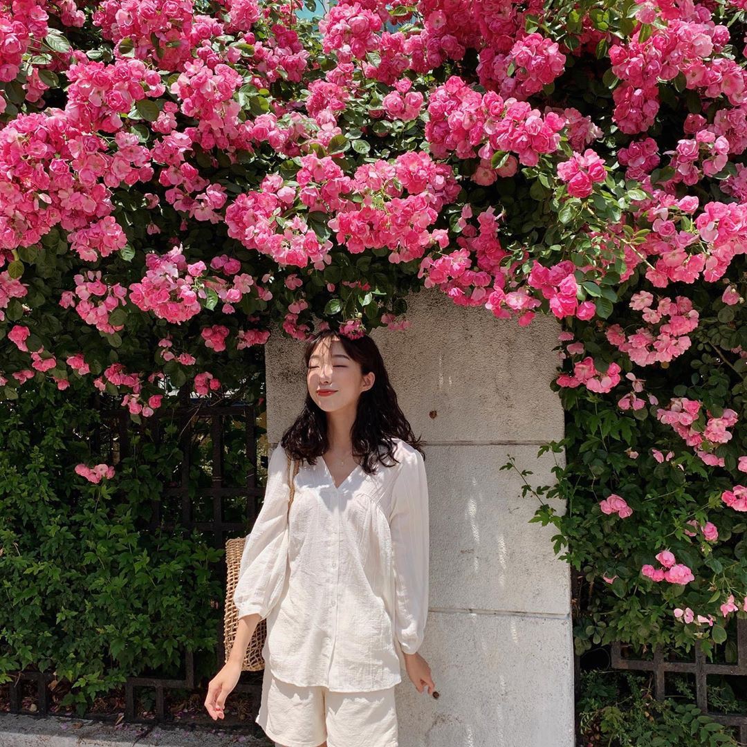 Để làm dịu bớt cái nóng của mùa hè, hãy diện 1 cây đồ trắng nhé, cách lên đồ này vừa đơn giản lại dễ mặc cực kỳ.