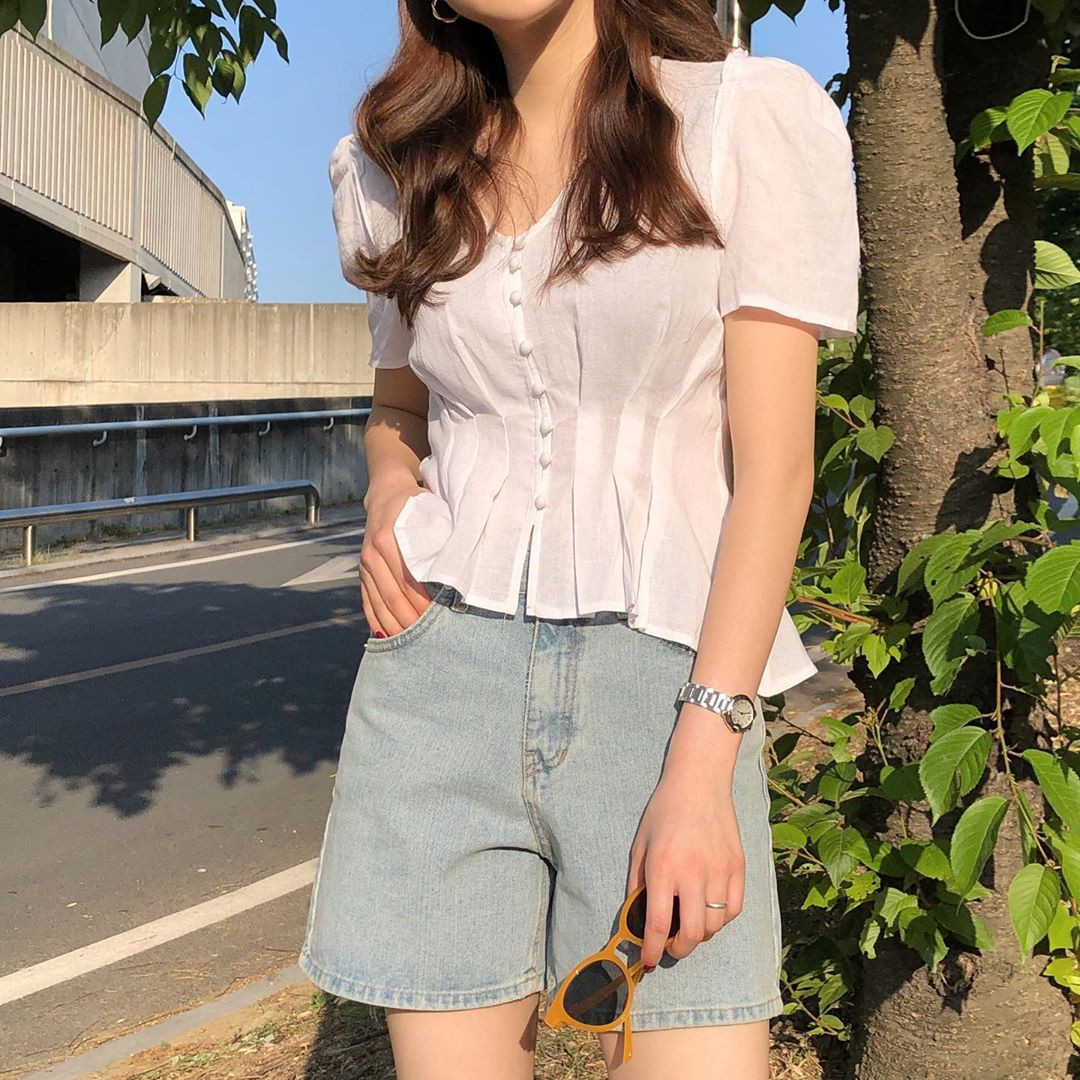 Hay như thiết kế áo blouse với hàng cúc chạy dọc thân này, điểm nhấn chiết eo không chỉ giúp các nàng ăn gian vóc dáng mà còn giúp cho set đồ thêm thu hút.