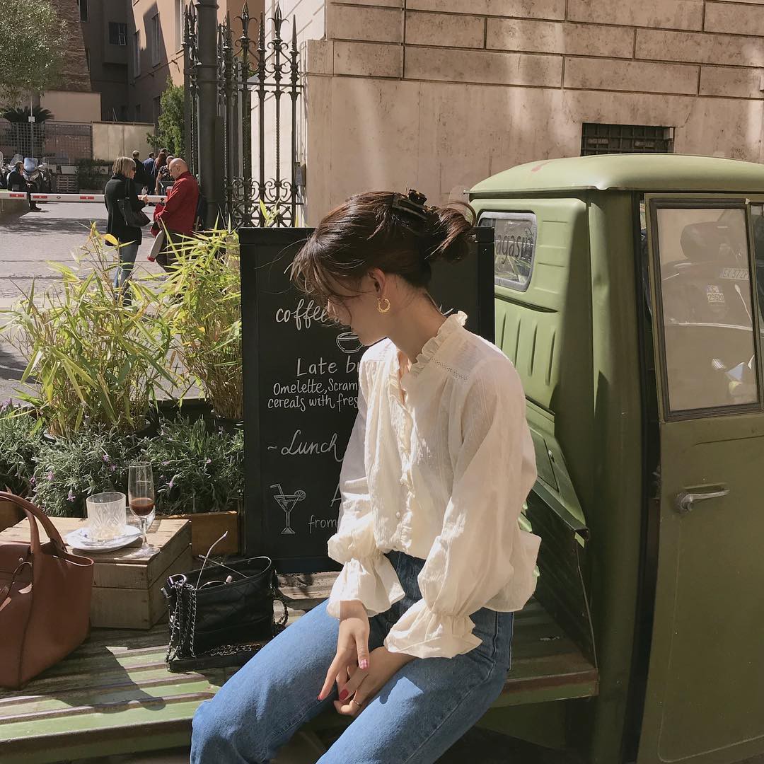 Năm nay chất liệu vải thô/đũi/linen vẫn được lòng nhiều chị em, không chỉ mặc thoáng mát mà những chiếc áo blouse với chất liệu này còn rất bay bổng, từ thiết kế tay lỡ đến dài tay cách điệu đều làm hài lòng phong cách của các chị em.