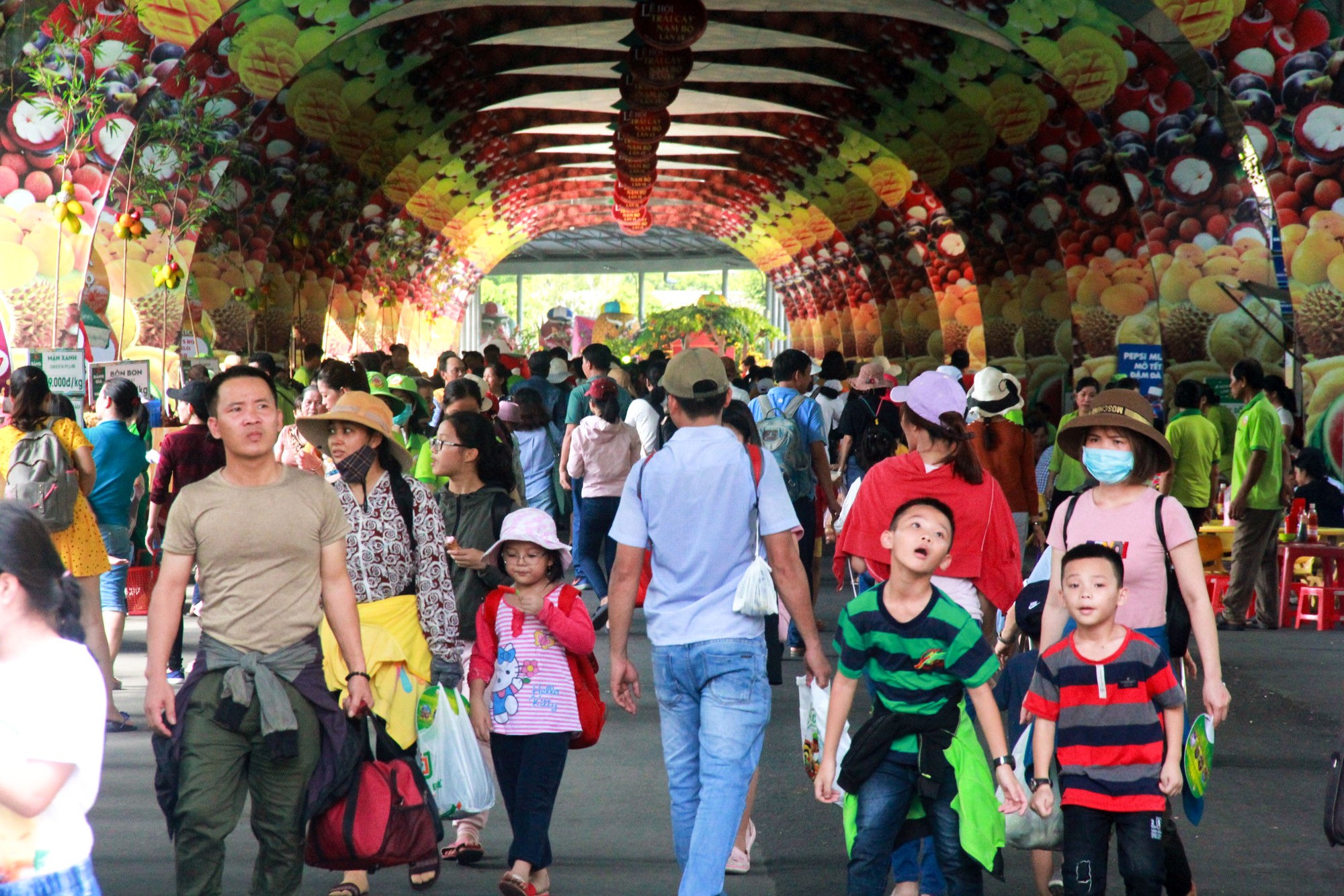 Nhiều gia đình cho con em tới từ rất sớm để chờ mua vé vào các khu vui chơi.