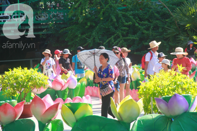 Khoảng 10h trưa, nắng nóng càng gay gắt hơn, nhiệt độ ngoài trời có thể từ 35 -36 độ C. Một số gia đình đã bắt đầu tìm các bóng râm, nơi thoáng mát để vào tránh nắng.