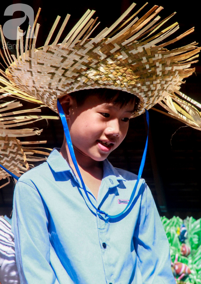 Tuy thời tiết nắng gắt, nhưng các em nhỏ vẫn rất hào hứng khi được gia đình đưa đi chơi dịp lễ 1/6.