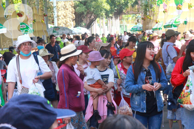 Từ sáng sớm, rất đông người dân đã đổ về Suối Tiên để vui chơi trong ngày 1/6.