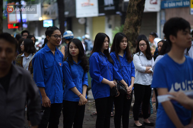 Các tình nguyện viên hỗ trợ thí sinh dự thi