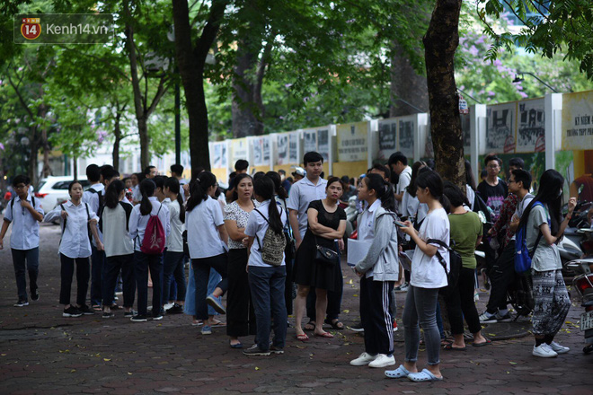 Không chỉ học sinh mà ngay cả cha mẹ cũng lo lắng không ngừng