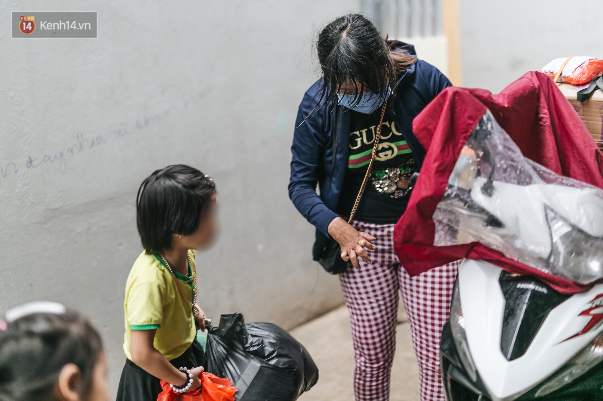 Lũ nhỏ tíu tít đỡ hàng giúp mẹ.