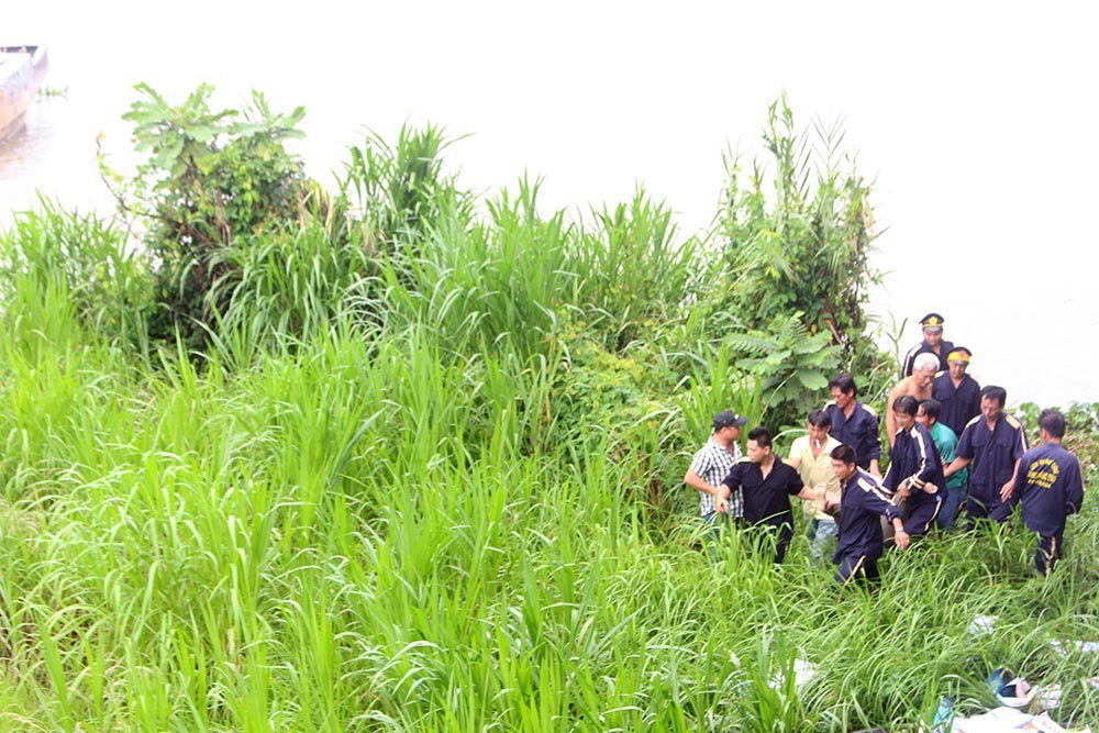 Thi thể người đàn ông nghi bị xe tải tông rơi xuống sông Tiền tử vong