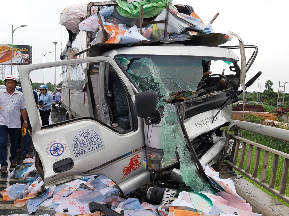 Chiếc xe tải bể nát phần đầu