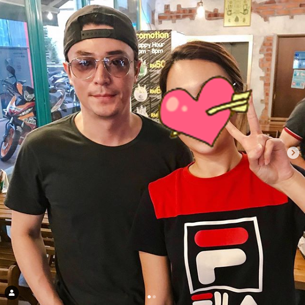 Bức ảnh Hoắc Kiến Hoa chụp chung cùng 1 fan may mắn