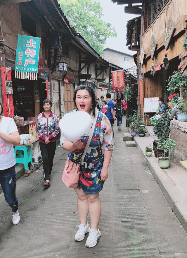 Thủy Tiên là cô nàng khá dễ thương, nhí nhảnh ngoài đời