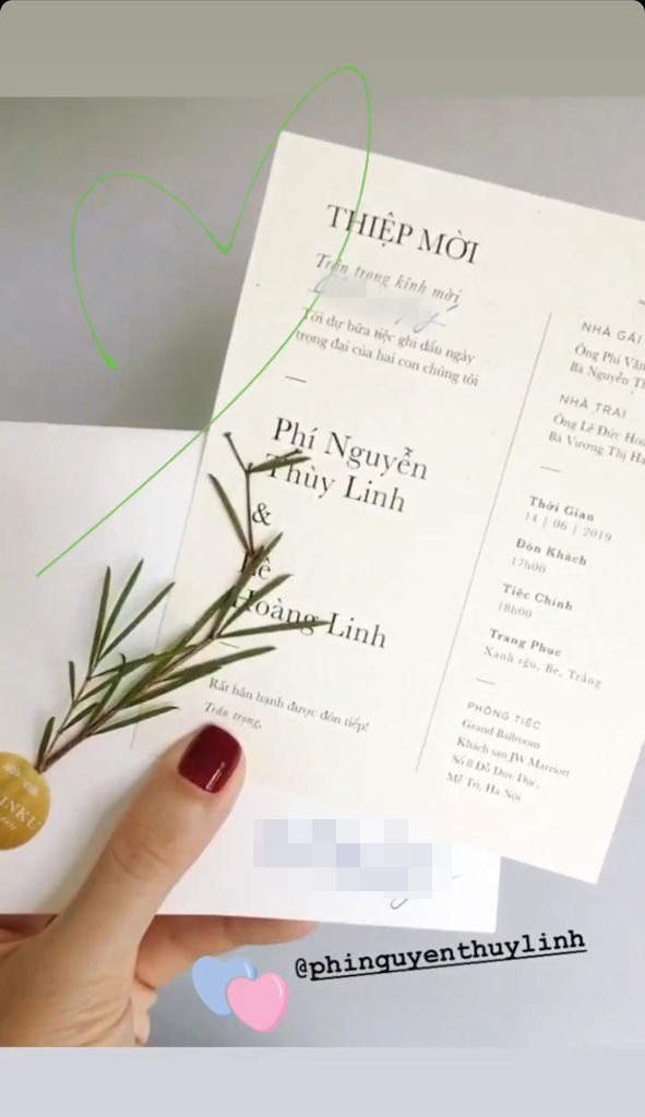 Thiệp cưới của MC Phí Linh đang được gửi tới tận tay bạn bè thân thiết.