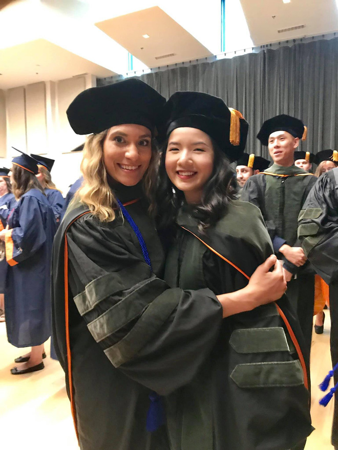 Khoảng khắc vui vẻ bên bạn bè và gia đình trong ngày tốt nghiệp của Hồng Ngọc